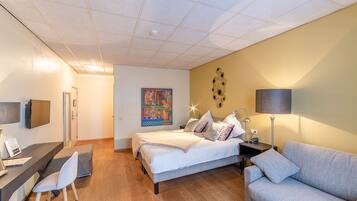 Pengeskab på værelset, skrivebord, mørklægningsgardiner