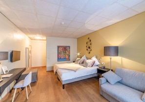 In-room safe, desk, blackout drapes, iron/ironing board - Hotel La Légende (Brussels)