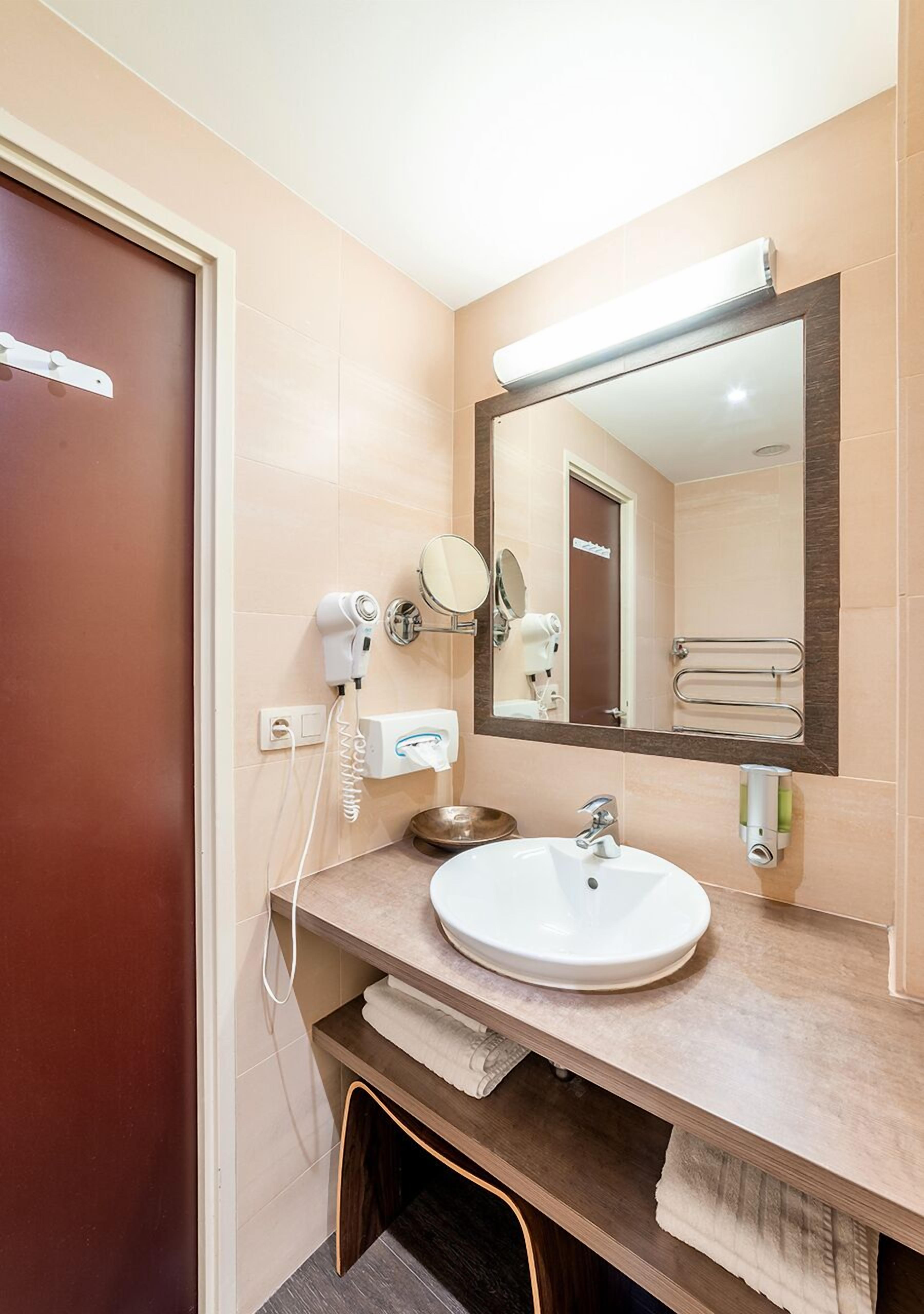 classic double room | bathroom | shower, free toiletries, hair dryer, towels