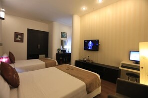 Dobbeltrom – familie, 2 dobbeltsenger | Sengetøy av topp kvalitet, memory foam-senger, minibar og safe på rommet