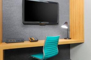 Hypo-allergenic bedding, pillowtop beds, in-room safe, desk - Aloft by Marriott Harlem (New York)
