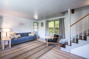 Apartament | Sala d'estar | Televisor de pantalla plana, Hulu i altaveus intel·ligents 