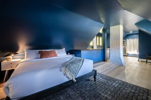 Guesthouse B | Premium bedding, pillowtop beds, desk, laptop workspace