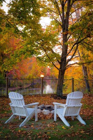 BBQ/picnic Area - Riverhouse by Weekender (Formerly Jack Daniels Inn) (Peterborough)