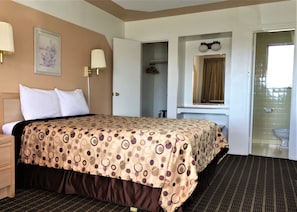 Room, 1 Queen Bed | Desk, blackout drapes, free WiFi, bed sheets