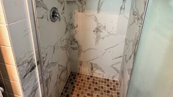 淋浴设施、免费洗浴用品、吹风机、毛巾