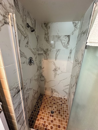 Shower, free toiletries, hair dryer, towels. Ramblin Rose Motel