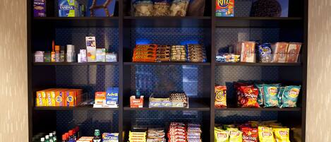 Una presentación de bocadillos con varias marcas como Tostitos, Ritz y Lay's.