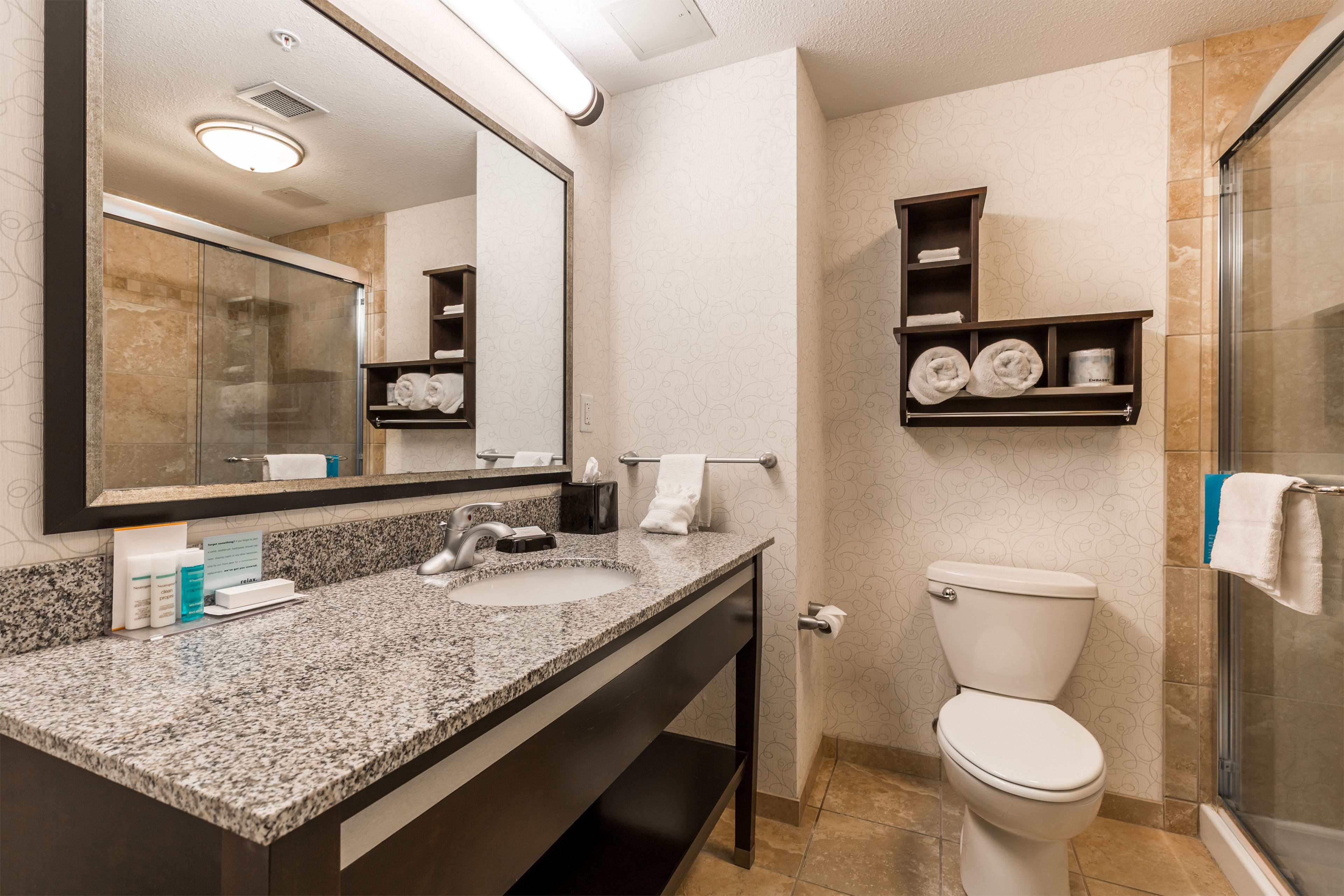 room, 1 king bed, non smoking | bathroom | hydromassage showerhead, free toiletries, hair dryer, towels