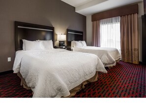 2 Queen Beds Studio Suite Non-Smoking | Zona de estar | Televisión LED de 32 pulgadas con canales por cable, una televisión