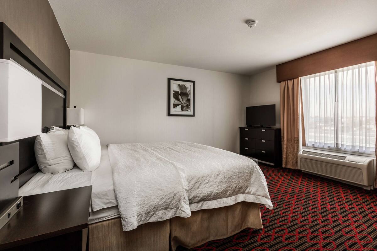 Hypo-allergenic bedding, pillowtop beds, in-room safe, desk