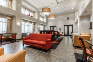 Lobby - Hampton Inn & Suites by Hilton Lethbridge (Lethbridge)