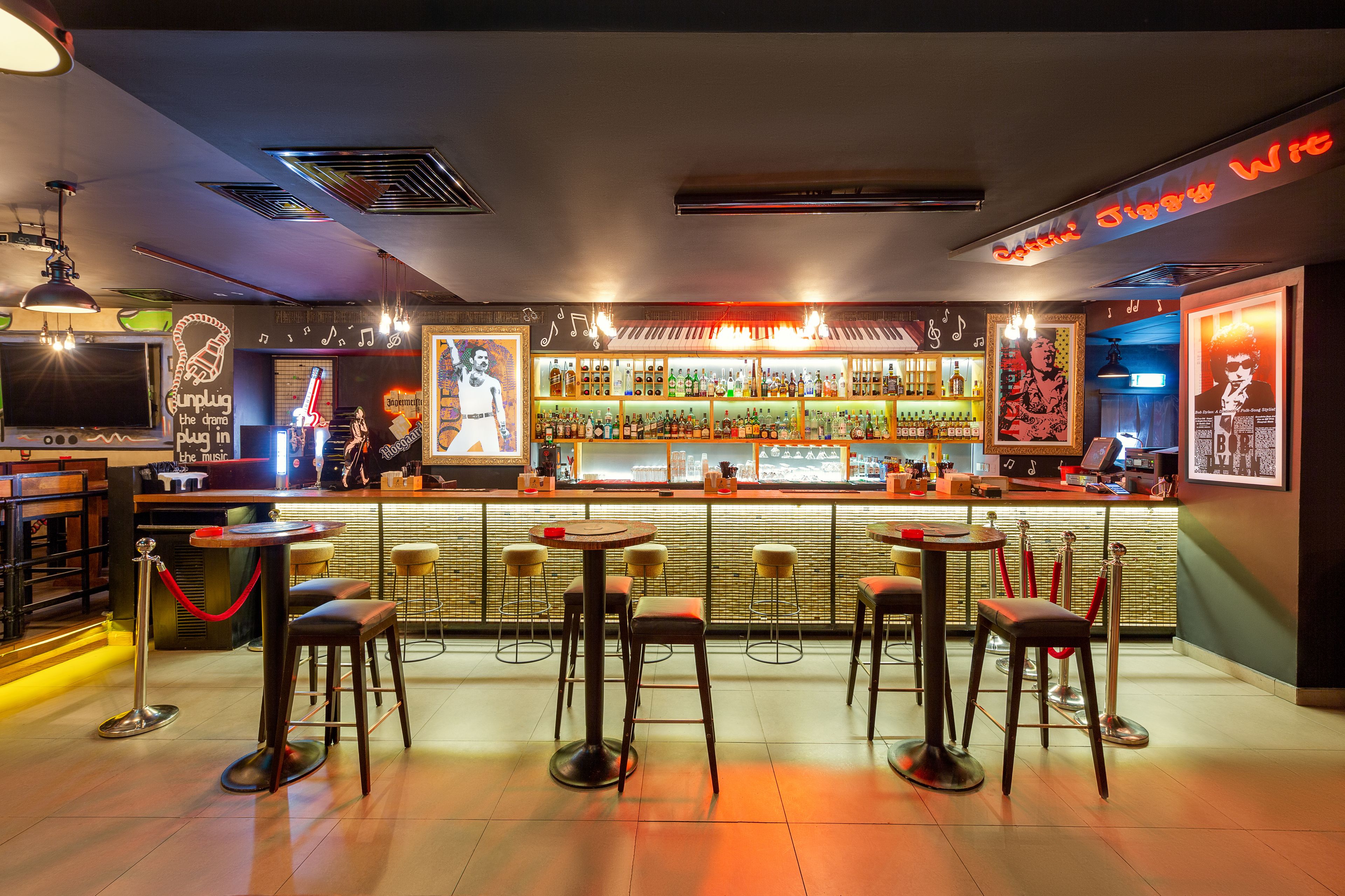 2 bares o lounges 
