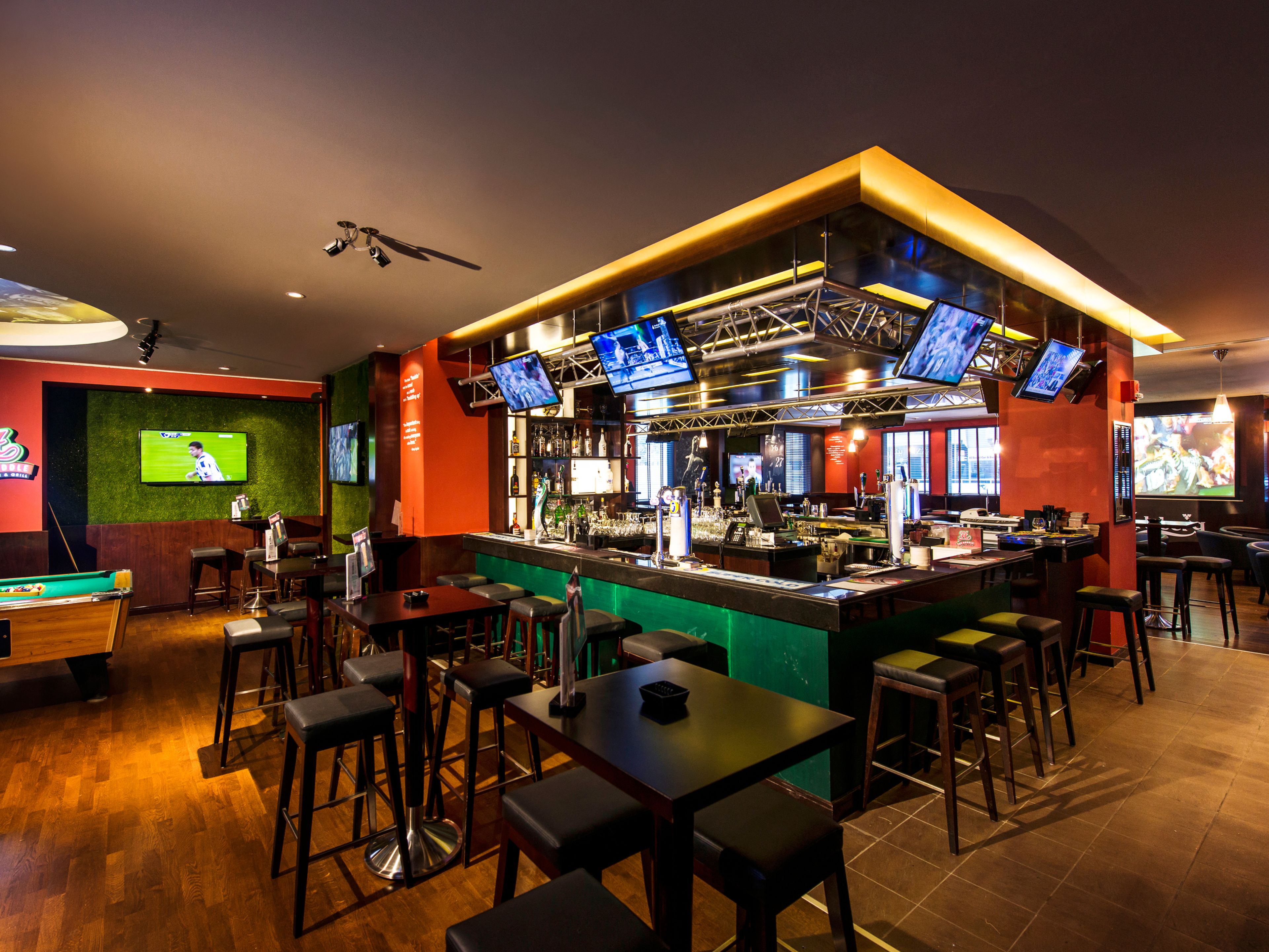 2 bares o lounges 
