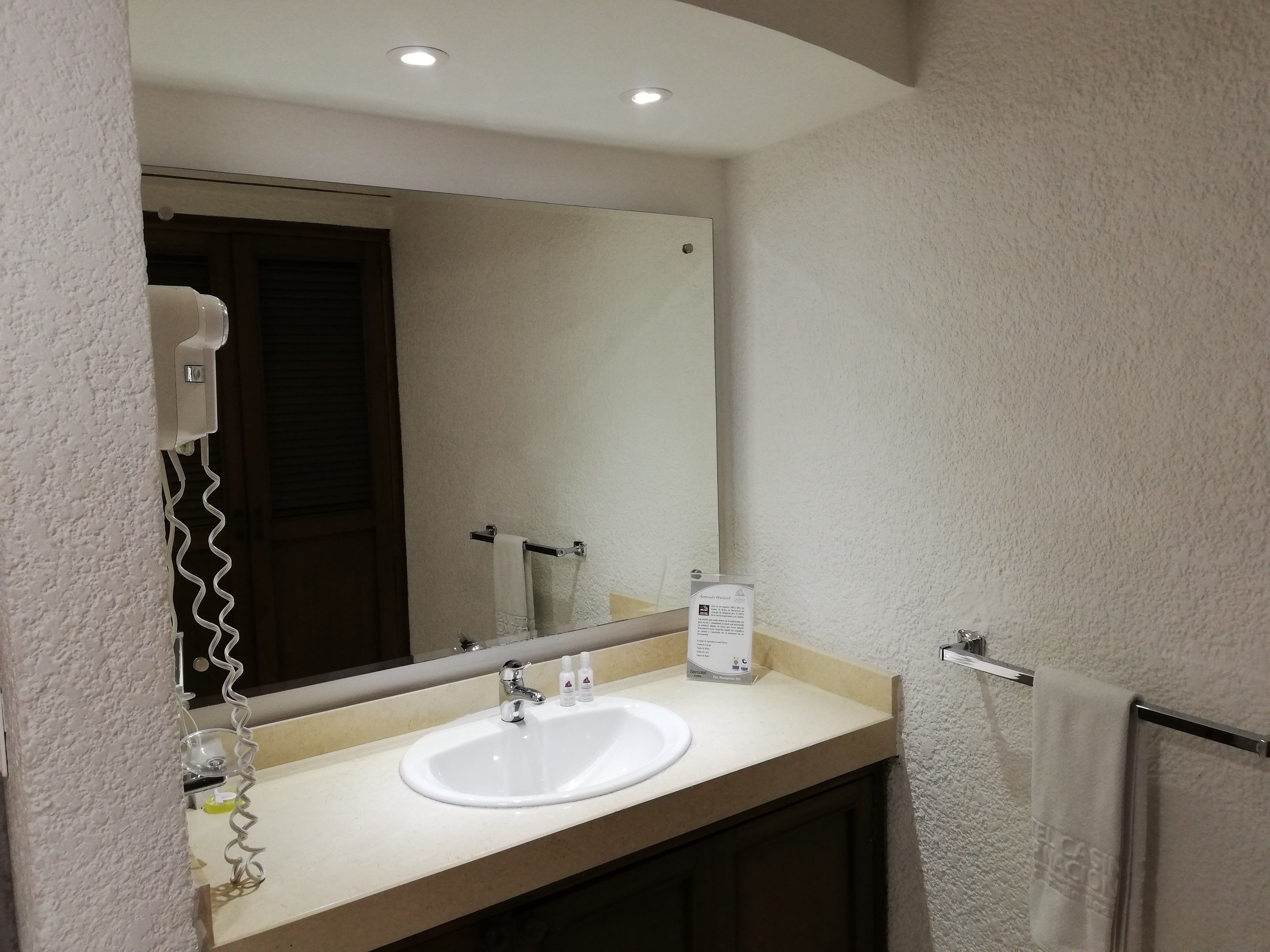 economy twin room | bathroom | free toiletries, hair dryer, towels