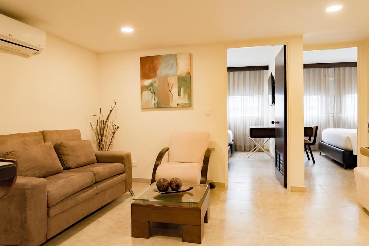 Senior Suite (4 personas) | Minibar, värdeförvaringsskåp på rummet och skrivbord