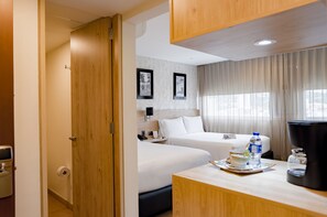 Deluxe dubbelrum - 1 sovrum | Minibar, värdeförvaringsskåp på rummet och skrivbord