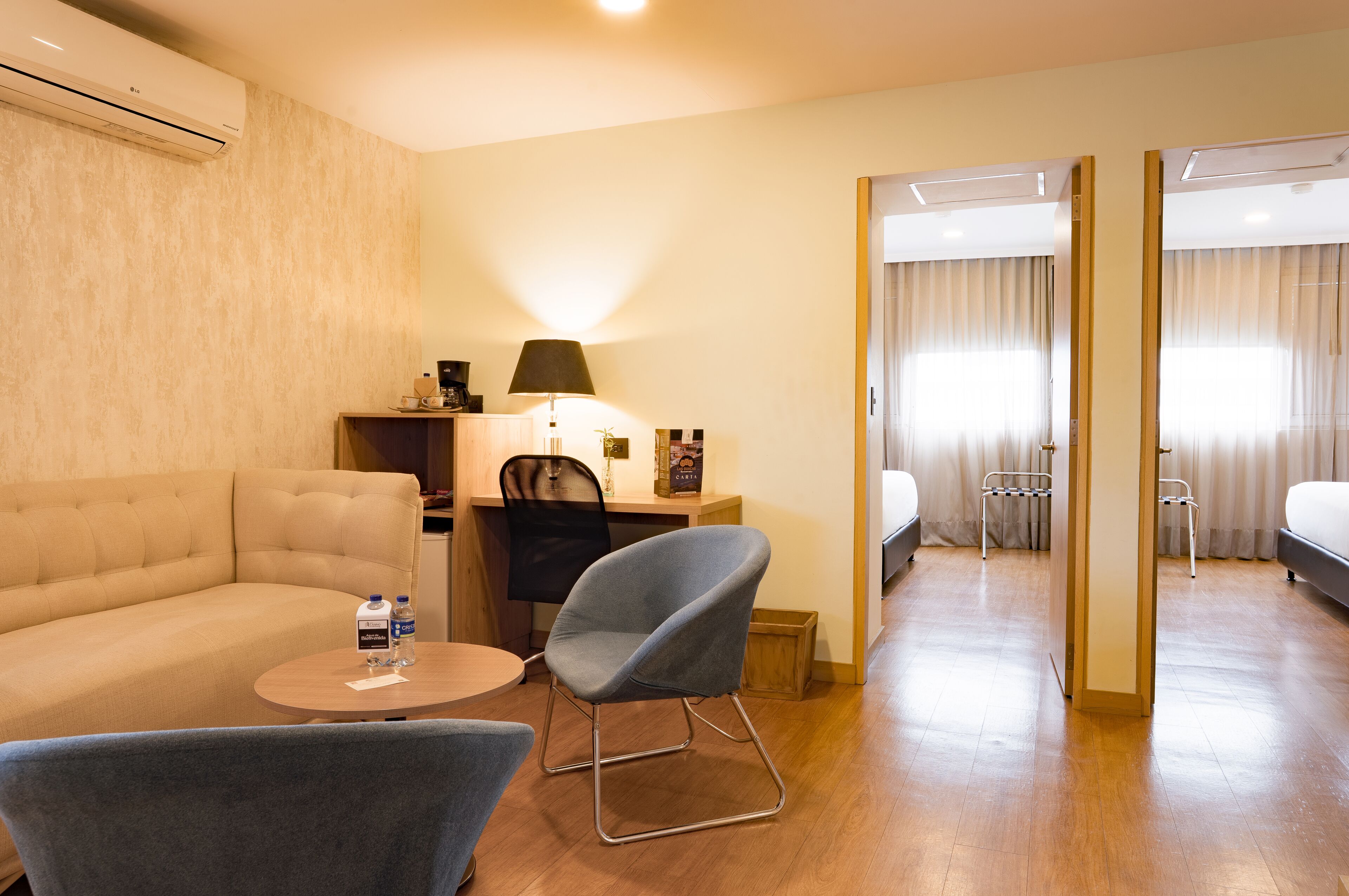 Superior-Suite, 2 Schlafzimmer, Nichtraucher, Whirlpool | Minibar, Zimmersafe, Schreibtisch, Verdunkelungsvorhänge