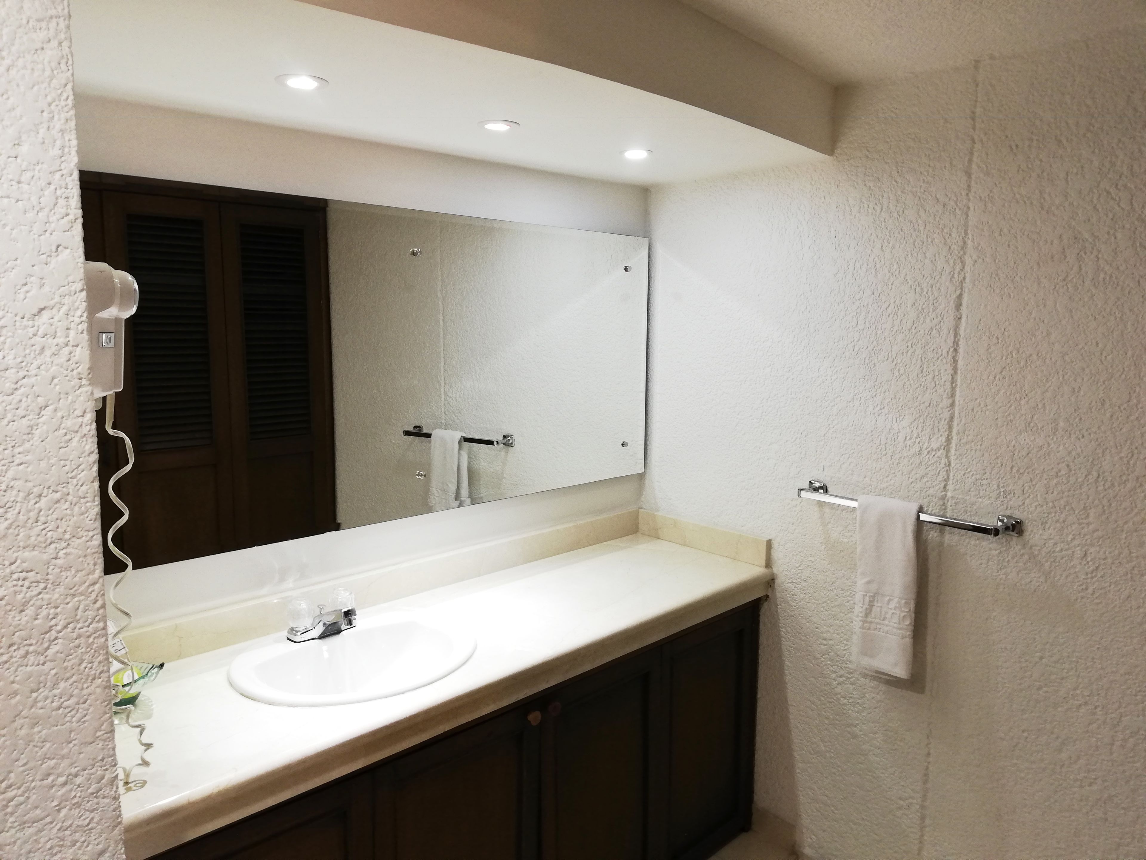 economy double room, 1 queen bed | bathroom | free toiletries, hair dryer, towels