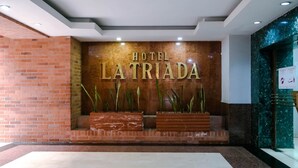 Ein Hotel-Empfangsbereich mit einem gut sichtbaren Schild, auf dem 'HOTEL LA TRIADA' steht.