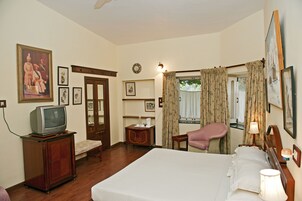 Cottage | In-room safe, desk, blackout drapes, iron/ironing board