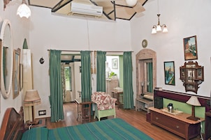 Cottage | In-room safe, desk, blackout drapes, iron/ironing board