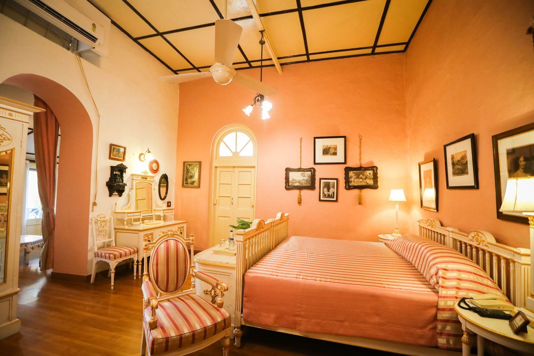 Caja fuerte, escritorio, cortinas opacas y tabla de planchar con plancha