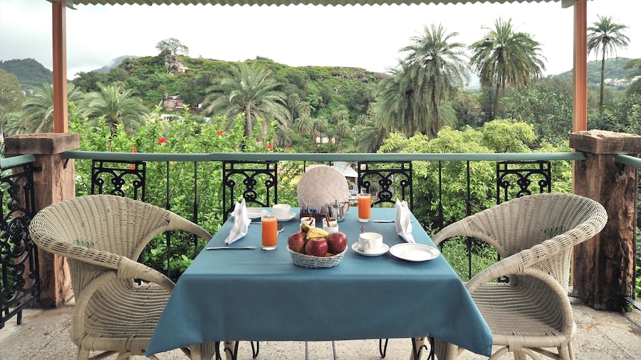 WelcomHeritage Connaught House