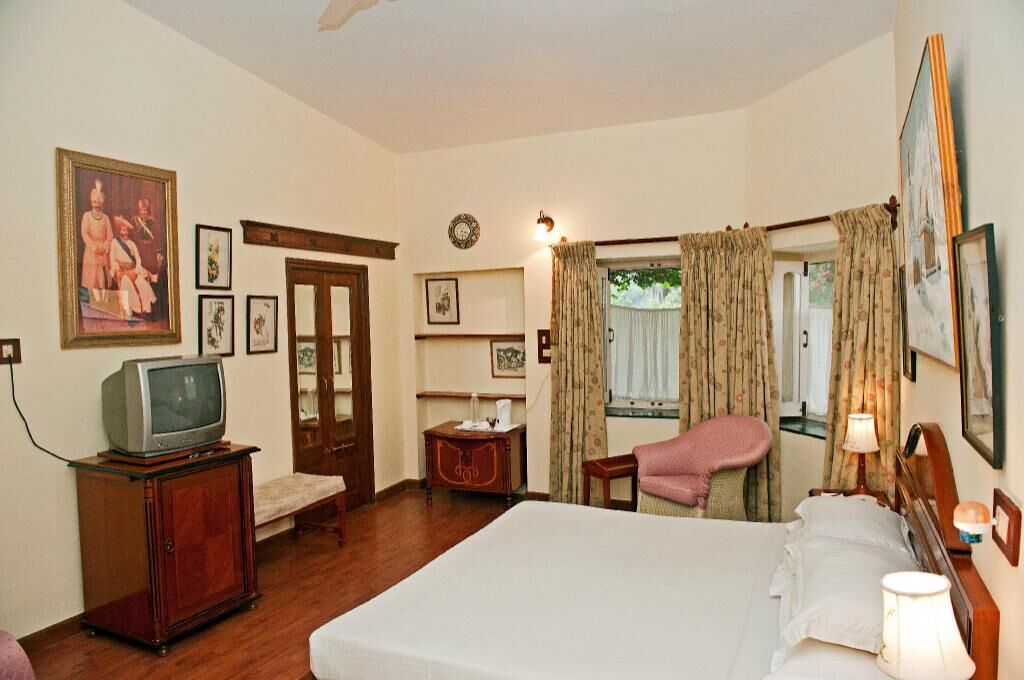 Caja fuerte, escritorio, cortinas opacas y tabla de planchar con plancha