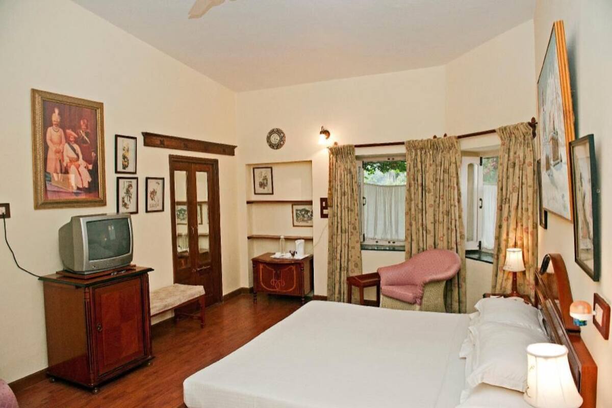 Caja de seguridad en la habitación, escritorio y cortinas blackout