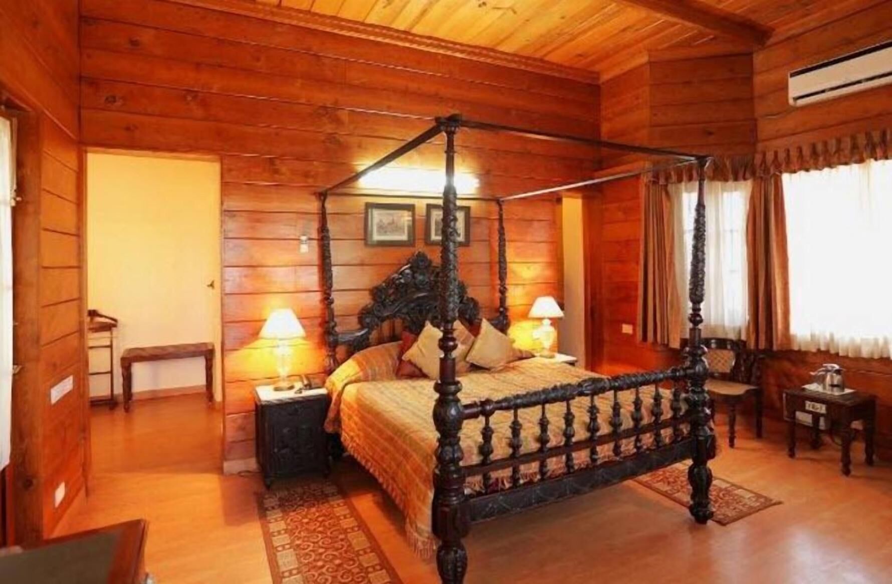 Värdeförvaringsskåp på rummet, skrivbord och mörkläggningsgardiner