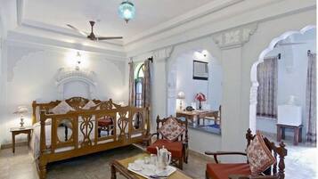 Frette Italian sheets, premium bedding, pillow-top beds, minibar