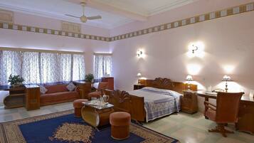 Frette Italian sheets, premium bedding, pillow-top beds, minibar