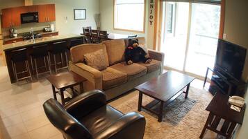 Phòng Suite, 2 phòng ngủ | Khu phòng khách | Lò sưởi, đầu đĩa DVD