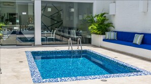 Outdoor pool, pool loungers - Hotel Virrey Cartagena (Cartagena)