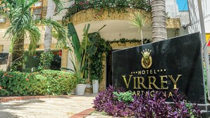 Entrada de un hotel con un cartel que dice "HOTEL VIRREY ARGENTINA".