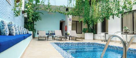 Ulkouima-allas, aurinkotuoleja