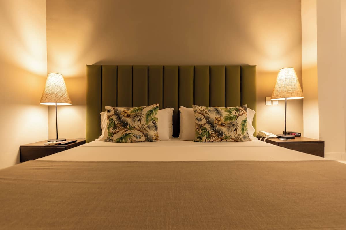 普通開放式套房 | 迷你吧、房內夾萬、書桌、隔音