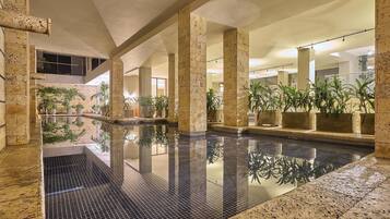 Piscine couverte, accÚs possible de 09 h 00 à 19 h 00, chaises longues