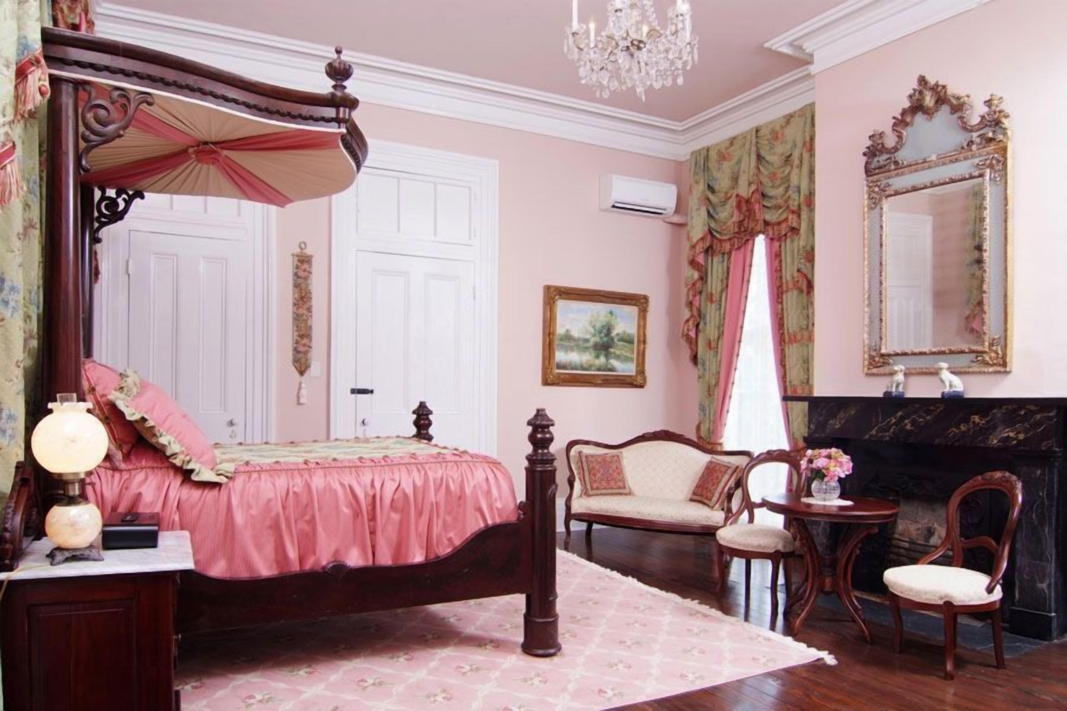 standard room, 1 king bed, non smoking | in-room safe, individually decorated, individually furnished