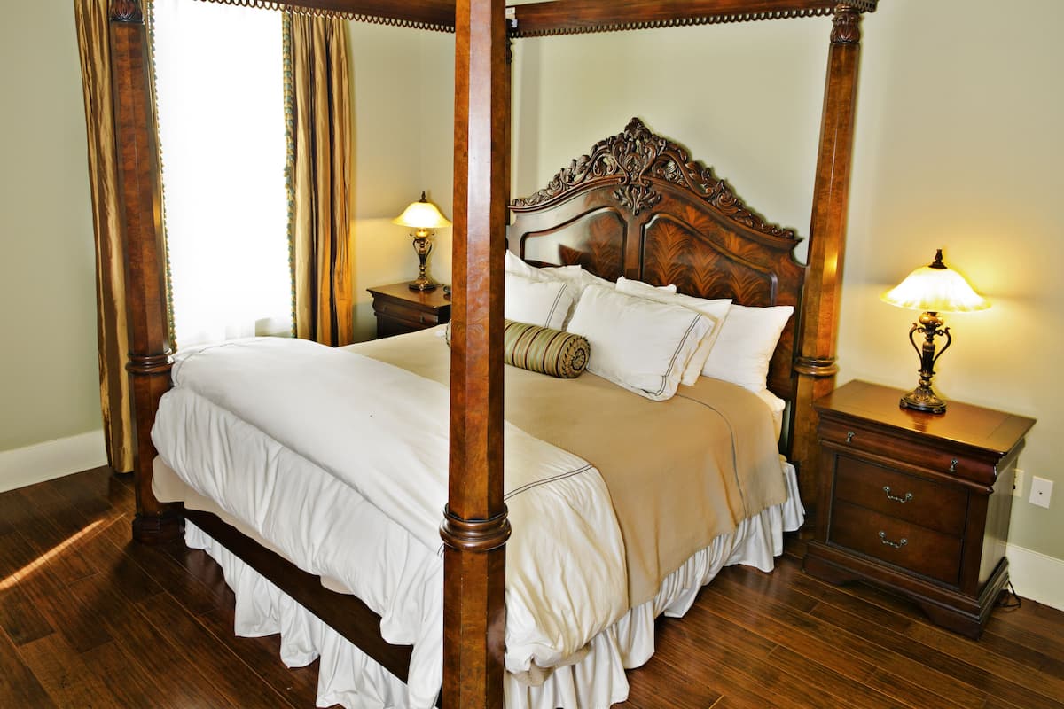 Standard Room, 1 King Bed, Non Smoking | In-room safe, iron/ironing board, individually decorated