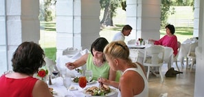 Outdoor dining - Nottoway Plantation Resort (White Castle)