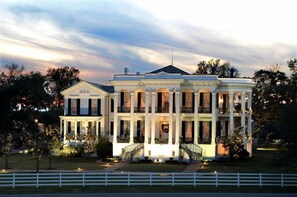 Front of property – evening/night - Nottoway Plantation Resort (White Castle)