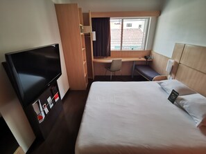 Habitación estándar, 1 cama matrimonial | Caja de seguridad en la habitación, escritorio y insonorización