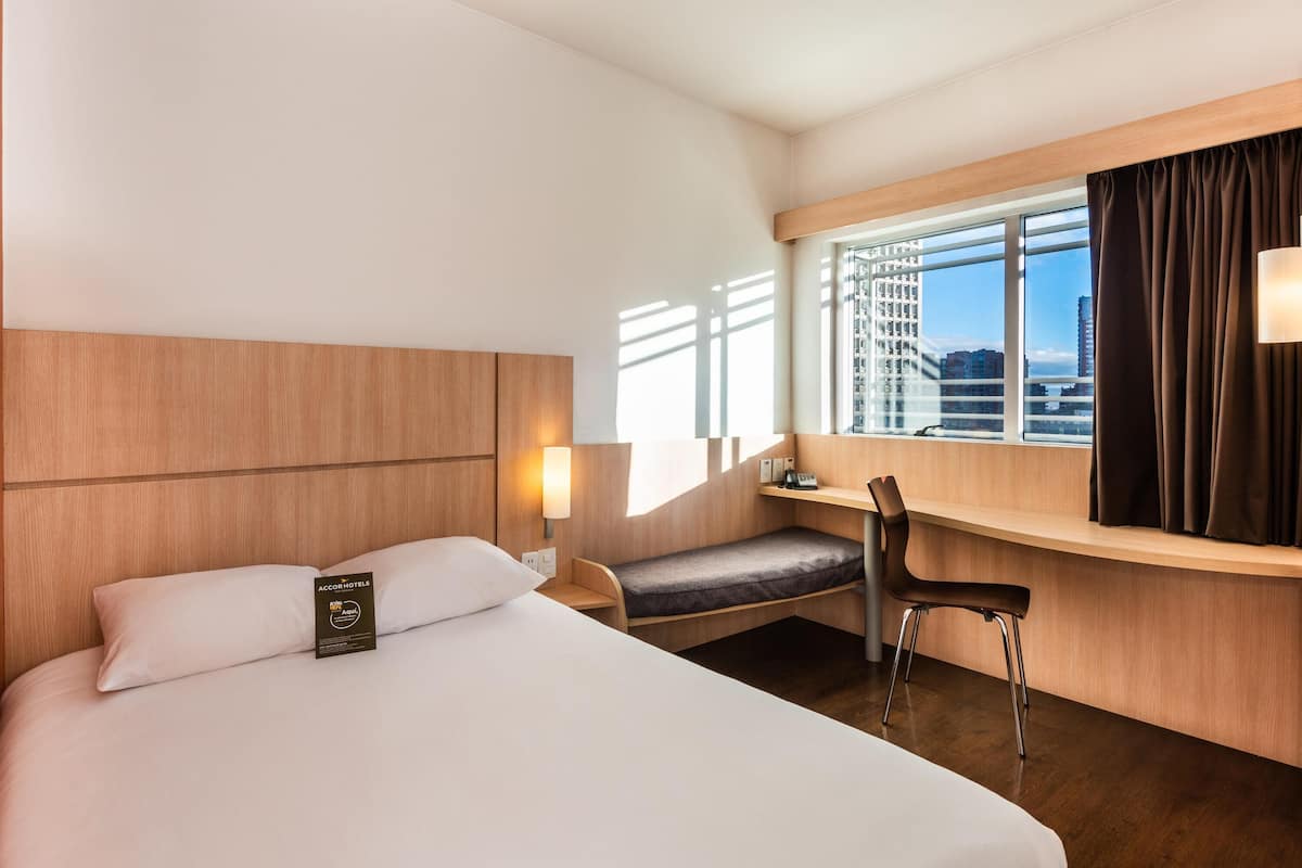 Habitació estàndard, 1 llit doble | Caixa forta a l'habitació, escriptori i habitacions insonoritzades