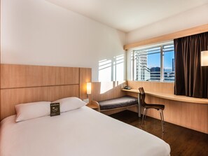 Habitación estándar, 1 cama matrimonial | Caja de seguridad en la habitación, escritorio y insonorización 