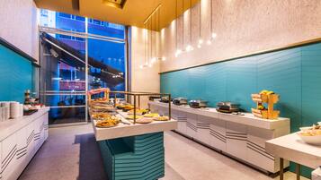 Frukostbuffé varje dag (COP 39000 per person)