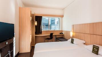 Quarto standard, 2 camas de solteiro | Cofres nos quartos, escrivaninha, quartos à prova de som