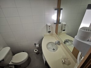客房, 多張床 | 浴室 | 淋浴設備、環保盥洗用品、吹風機、毛巾