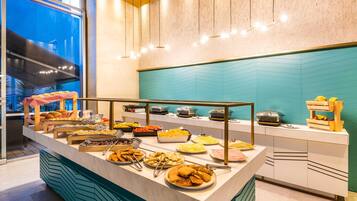 Ein Buffet mit verschiedenen Speisen und eine Theke mit Küchengeräten.